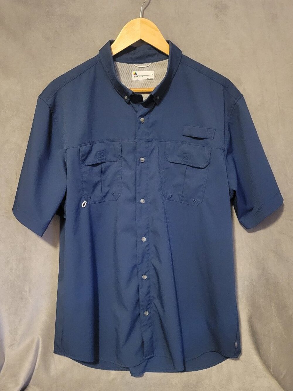 UB Tech Men's L Blue Short Sleeve Button-Up Fishing Shirt Vented Pockets